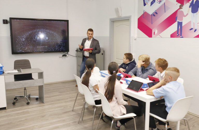 Digitális mintatantermet adott át a T-Systems